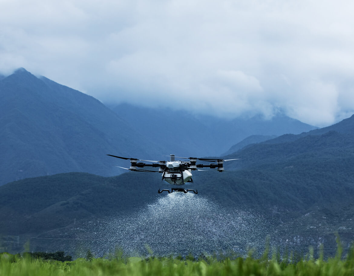 DJI Agras T100 — 150 L Serpme Tankı, 400 kg/dk Akış